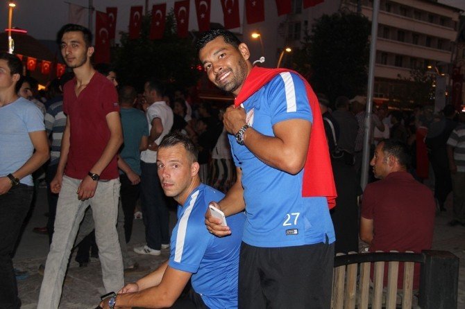 Dos Santos Türk Bayrağıyla Yürüdü