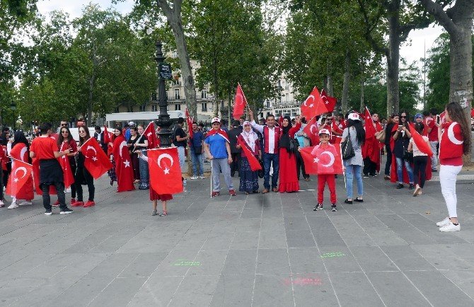 Paris’te ’Darbeye Hayır, Erdoğan’a Destek’ Gösterisi