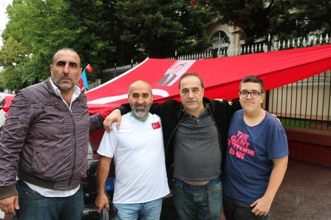 Macaristan’da Yaşayan Türk Vatandaşları Darbe Girişimini Protesto Etti