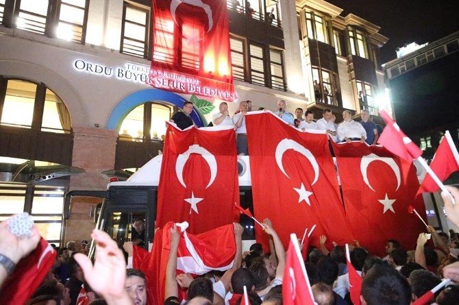 Ordu Darbeye ’Dur’ Dedi