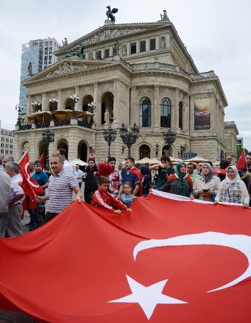 Almanya’daki Türklerden Darbecilere Tepki