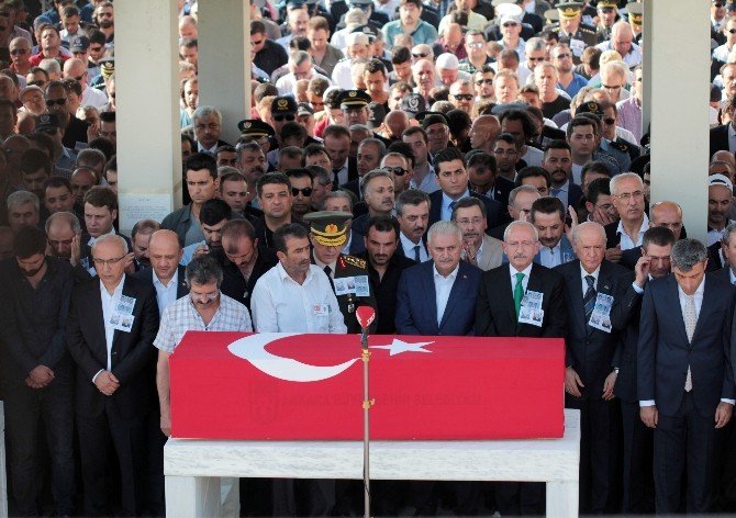 Demokrasi Şehitlerini On Binler Uğurladı