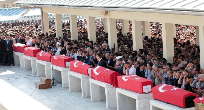 Demokrasi Şehitlerini On Binler Uğurladı