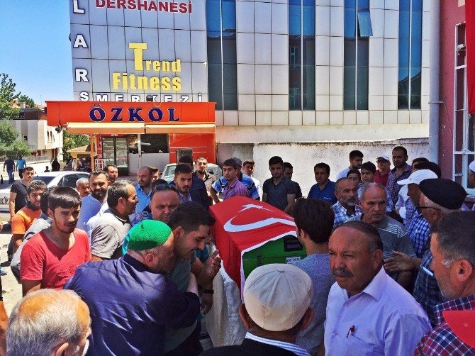 Demokrasi Şehidi Toprağa Verildi