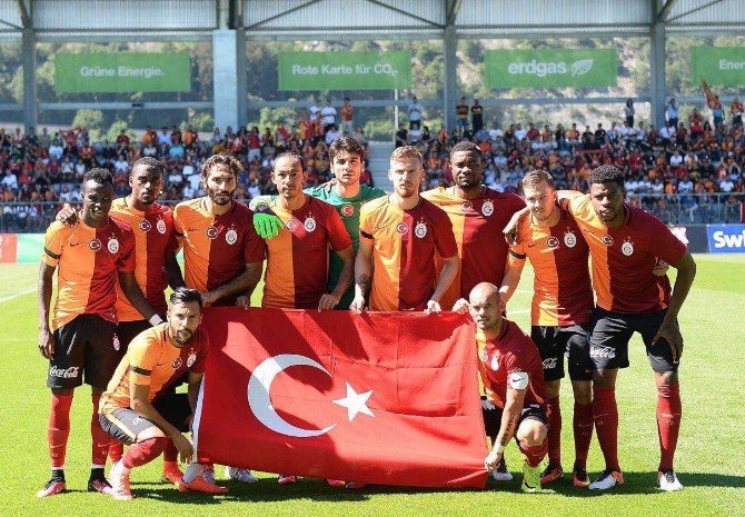 Galatasaray - Zürih Maçı Öncesi Şehitler İçin Saygı Duruşu