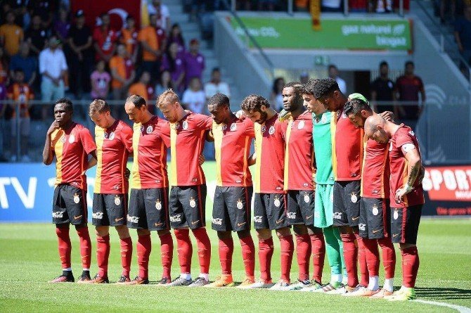 Galatasaray - Zürih Maçı Öncesi Şehitler İçin Saygı Duruşu