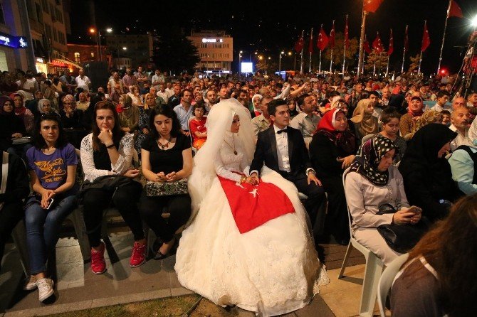 Düğünden Demokrasi Meydanına