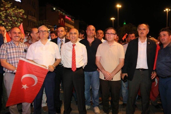 Giresun Valisi Hasan Karahan Demokrasi Nöbetine Devam Ediyor