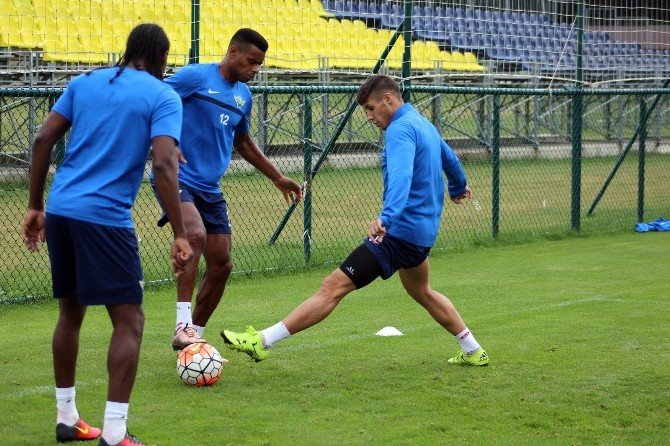 Akhisar Belediyespor 3 Oyuncu İle Masaya Oturuyor