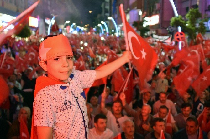 Gümüşhane’de Binlerce Kişinin Katılımıyla ‘Demokrasi Yürüyüşü’ Gerçekleştirildi