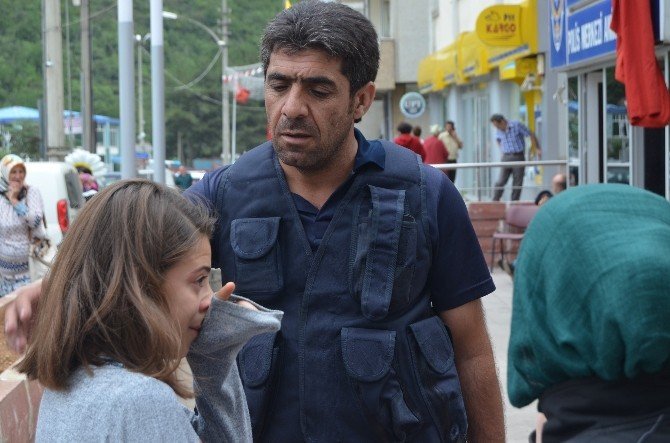 Genç Kız Polise Sarılarak Ağladı
