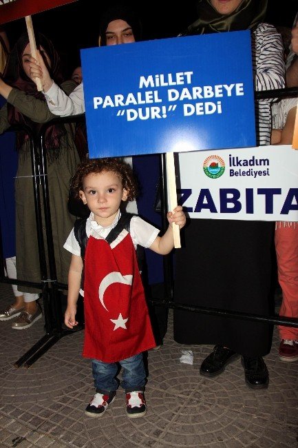Samsun’da Vatandaşlar ‘Demokrasi Nöbeti’ni Sürdürüyor
