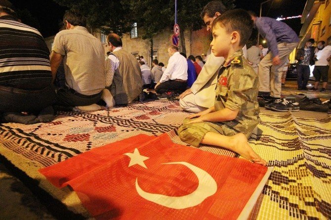 Bayburt’ta Topluca Şükür Namazı Kılındı