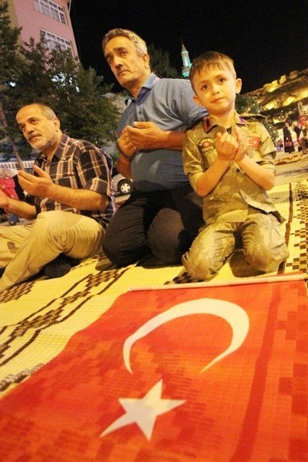 Bayburt’ta Topluca Şükür Namazı Kılındı