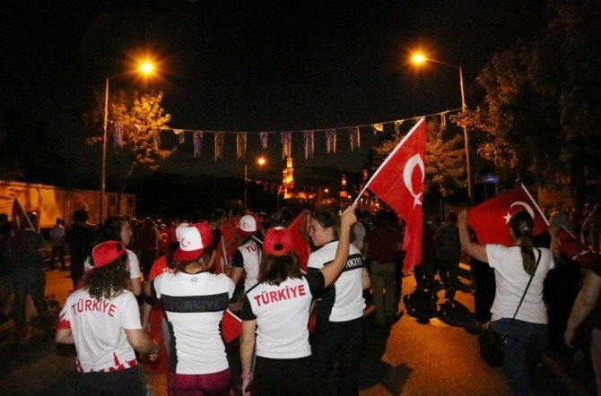 Güreşçiler, Meydanlardan Ayrılmıyor