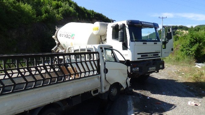 Yaralı Yakını Kaza Yapan Sürücüye Saldırdı