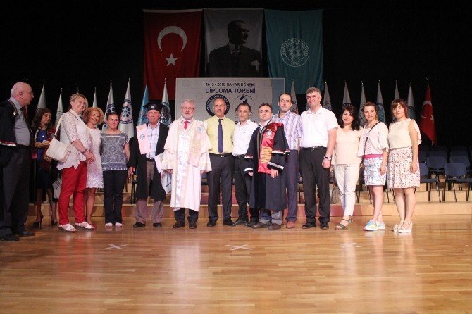 65 Yaşında Üniversiteden Mezun Oldu