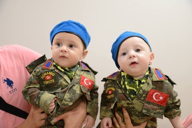 Asker İkizler Demokrasi Nöbetinde