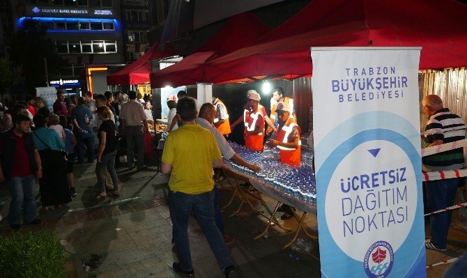 Trabzon Büyükşehir Belediyesi Tarafından Meydanlardaki Halka İkram Devam Ediyor