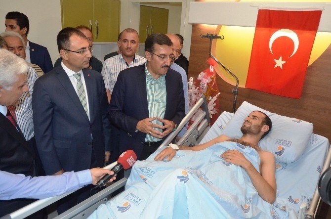Bakan Tüfenkci, Darbecilerin Yaraladığı Genci Hastanede Ziyaret Etti