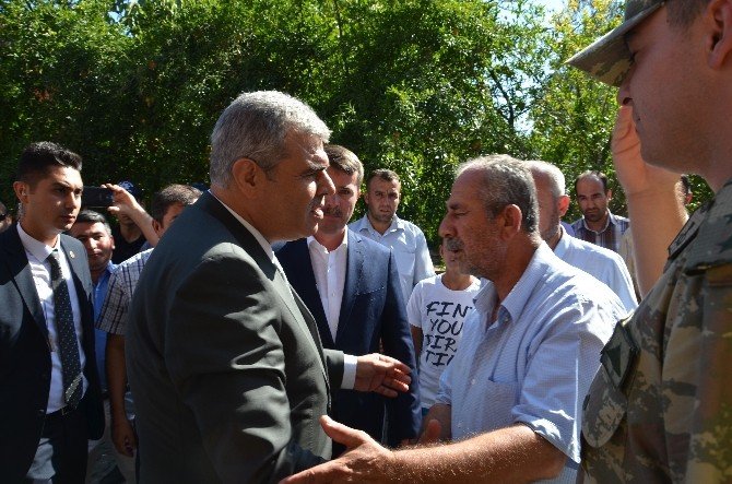 Başbakan Yardımcısı Veysi Kaynak, Şehit Ailesini Ziyaret Etti