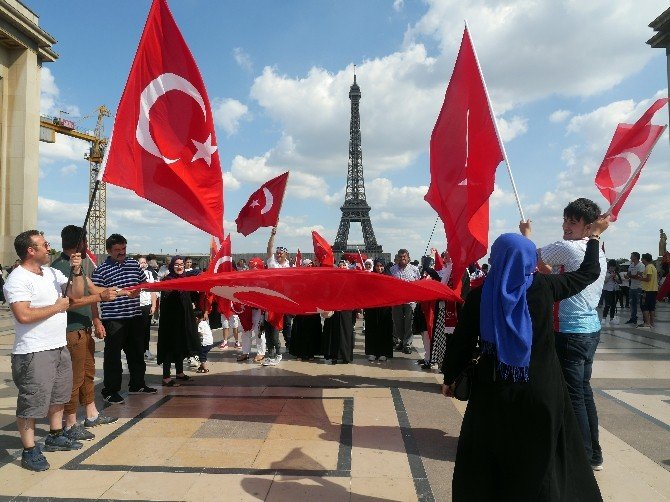 Paris’te Darbe Karşıtı Demokrasi Yanlısı Türkler Gösteri Yaptılar