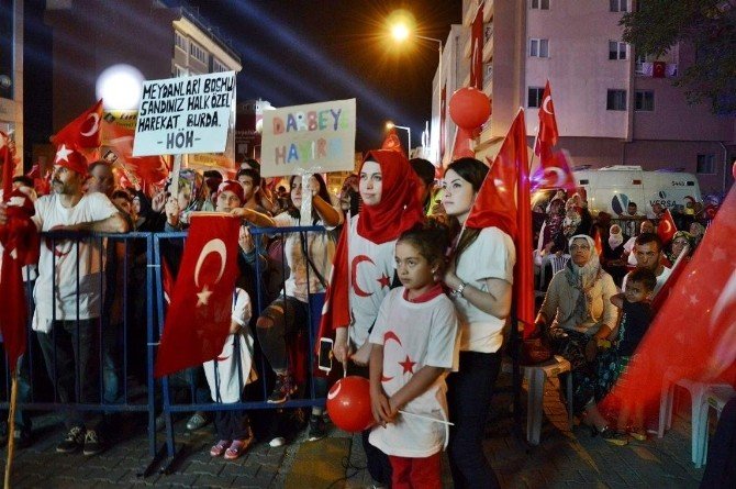 Nevşehir Belediyesi Vatandaşlara Ayyıldızlı Tişört Dağıttı
