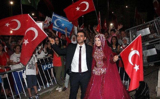 Mersin’de Düğünden Çıkan Gelin Ve Damat Demokrasi Nöbetine Geldi