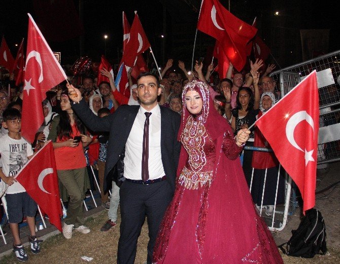Mersin’de Düğünden Çıkan Gelin Ve Damat Demokrasi Nöbetine Geldi