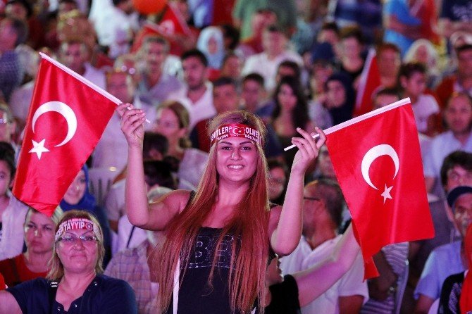 Antalya’da Demokrasi Nöbeti Devam Ediyor