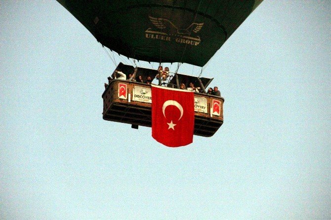 Kapadokya’da Balonlar Türk Bayrakları İle Havalandı
