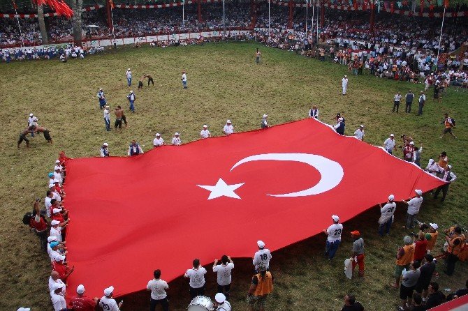 Kırkpınar’da Dev Türk Bayrağı Açıldı