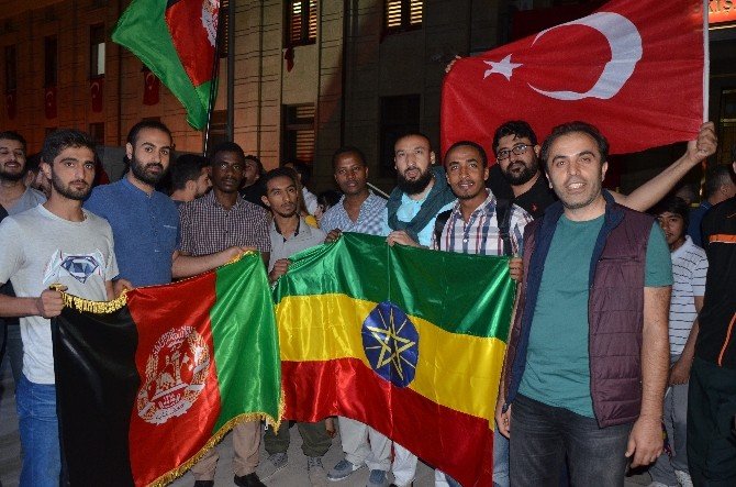 Yurt Dışından Türkiye’ye Gelen Öğrenciler Demokrasi Nöbetinde
