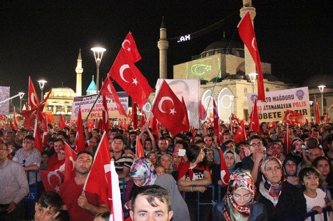 Bakan Çavuşoğlu, Konya’da Demokrasi Nöbetine Katıldı