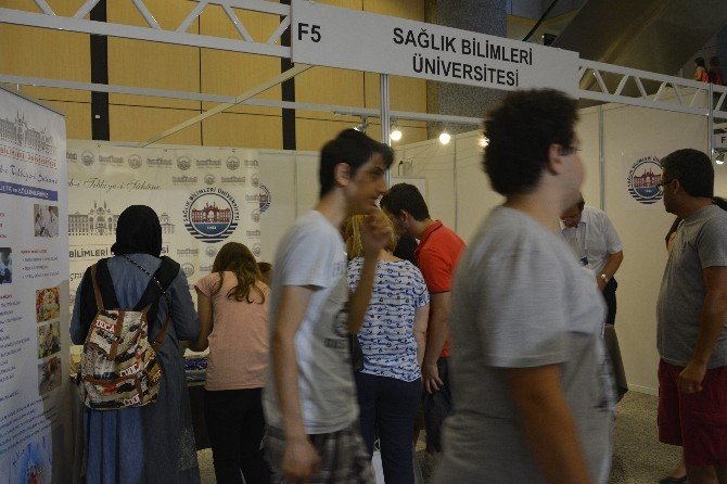 Sağlık Bilimleri Üniversitesi Aday Öğrencileri Tanıtım Standında Ağırladı