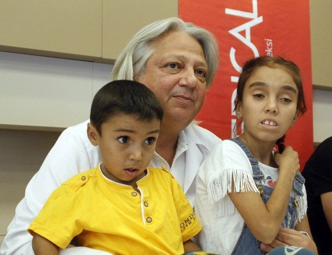 Anne Oğluna, Baba Kızına, Aynı Anda Böbreğini Verdi