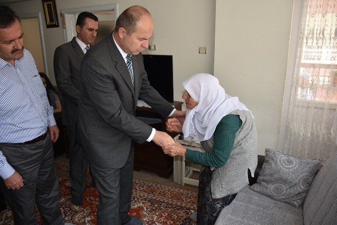 Ankara Valisi Mehmet Kılıçlar’dan Demokrasi Şehitlerinin Ailesine Ziyaret