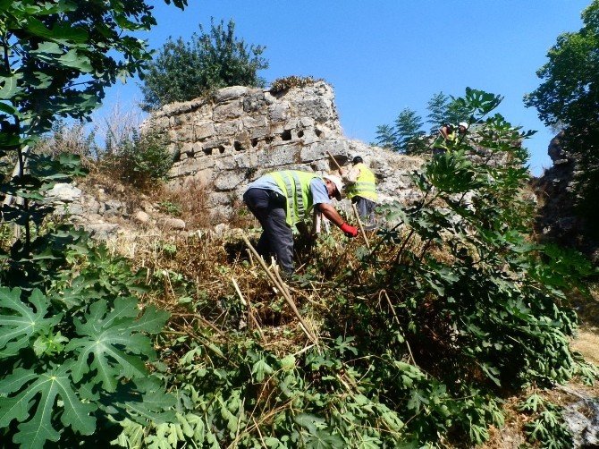 Manavgat Belediyesi Tarihi Zindan Kalesi’ni Temizliyor