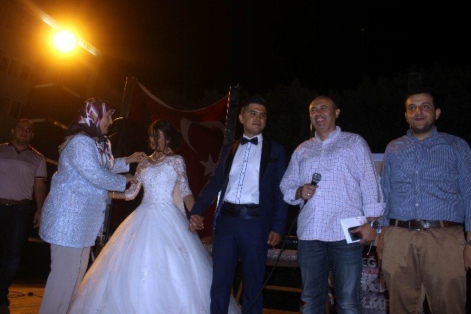 Manisa’da Gelin Ve Damat Demokrasi Nöbetine Koştu