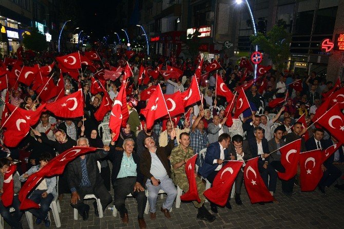 Fetö’nün Darbe Girişimine Aşıklar’dan Sert Göndermeler