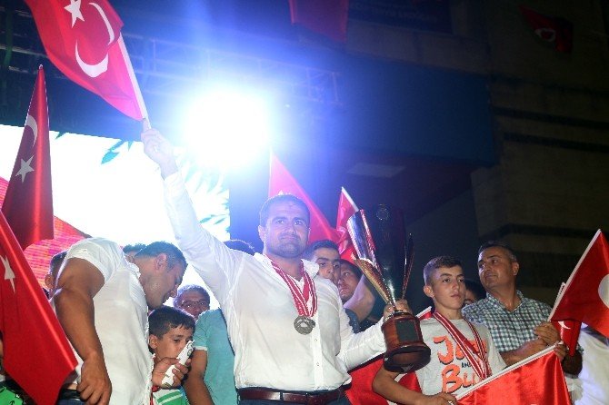 Serik’te ‘Demokrasi Nöbeti’nde Yeşil Yeşil Coşkusu