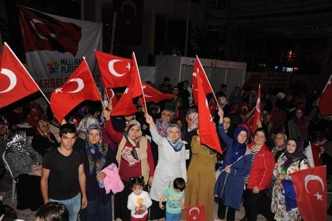 Artvin’deki Demokrasi Nöbetinde Kar Üzerinde Yapılan Helva İkram Edildi
