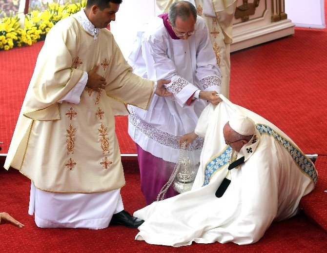 Papa Francis Ayin Sırasında Düştü