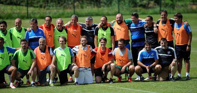 Bursaspor’da Teknik Ekip, Yöneticiler Ve Medya Mensupları Sahaya İndi