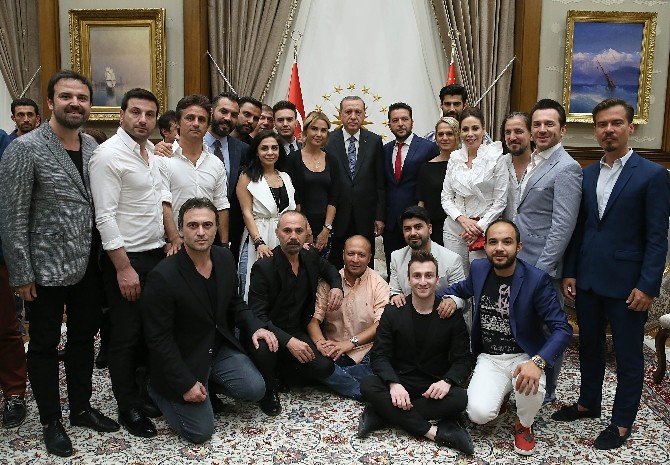 Cumhurbaşkanı Erdoğan, Sanatçı, Oyuncu, Radyocu Ve Sporcuları Kabul Etti