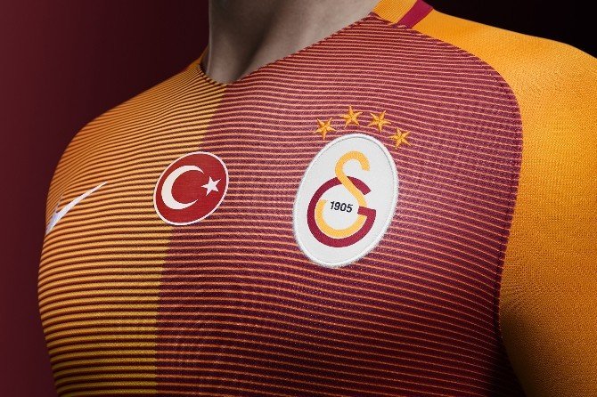 Galatasaray Yeni Sezon Formalarını Tanıttı
