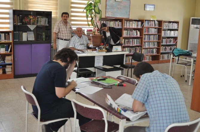 Kütüphanede Kpss Sınavına Hazırlık