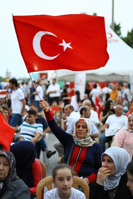 Tankın Altına Yatan Vatandaş Samsun’da Demokrasi Nöbetine Katıldı