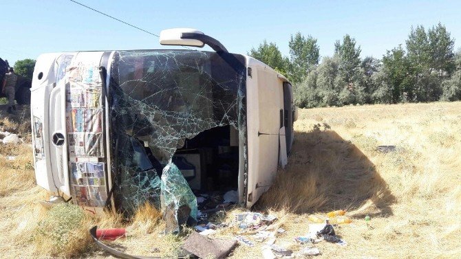 Elazığ-bingöl Yolunda Otobüs Devrildi: 15 Yaralı