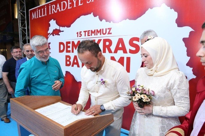 Demokrasi Nöbetinde Evlendiler